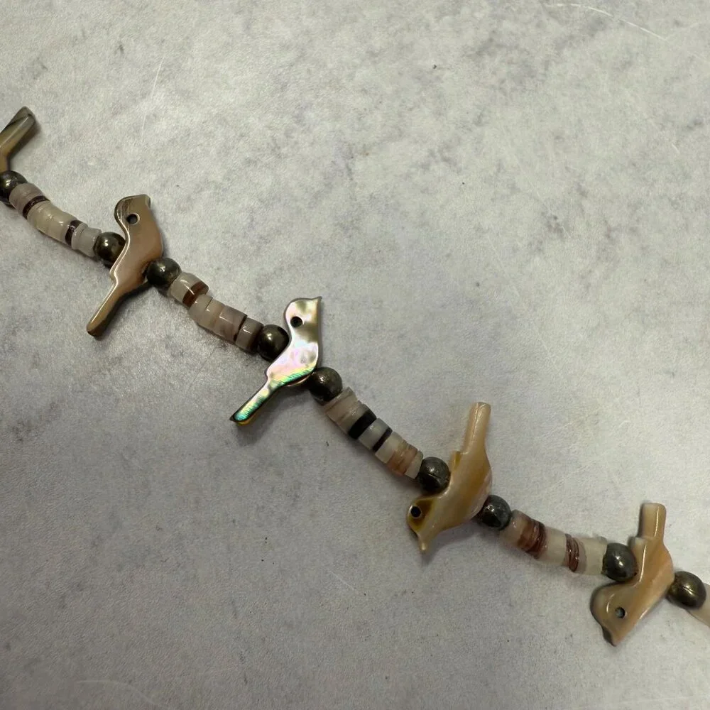 Vintage Zuni Indian Fetish Mother of Pearl Bird Birds Single Strand Heishi Bead‎